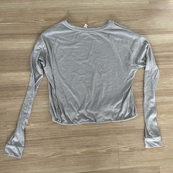 Light purple Under Armour cropped longsleeve active top (size small) - Picture 4 of 4